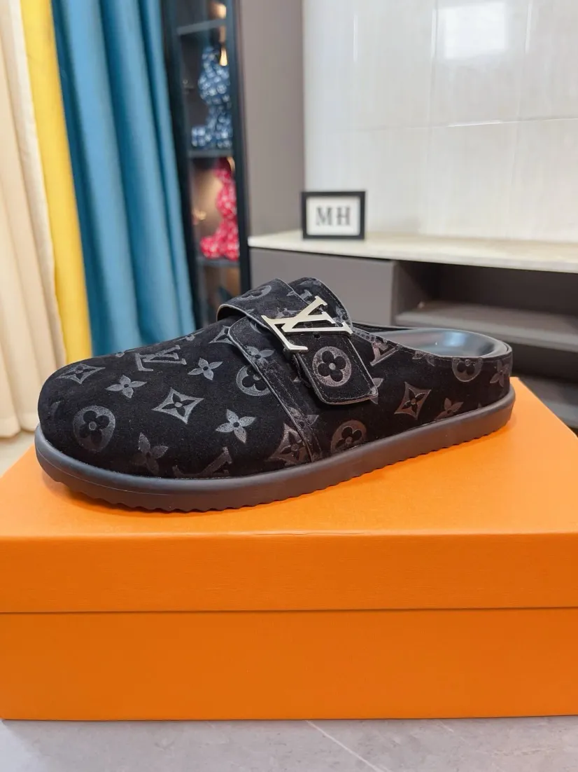 Men's Men's Shoes 💰400🌸🌸🌸🌸LV Easy 2025 new men's casual sandals and slippers, made of suede cow leather, with Monogram pattern to highlight the trendy style. Adjustable straps illuminated with LV letters, while a resilient insole and micro outsole provide lightweight comfort. Made of suede cow leather with embossed Monogram pattern and brand element metal hardware✅Adjustable straps➕Tough insole‼ ️Micro outsole. Comfortable and easy to wear‼ ️ size：38-45
